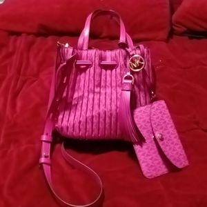 Michael Kors hand bag with matching wallet and key chain